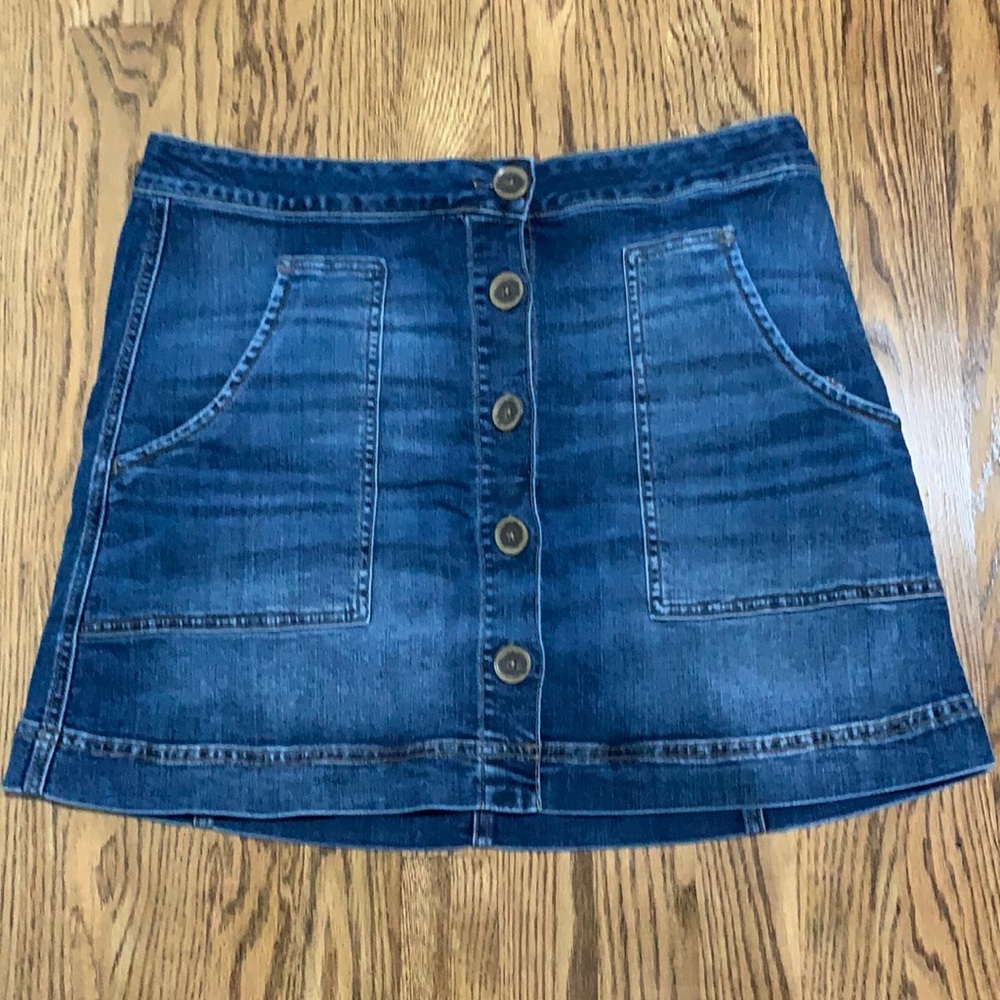 Sanctuary size 32 button-up dentin skirt. Comfortable! Casual! Chic!